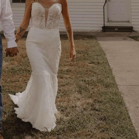 Wedding Dress - Picture 1 of 2